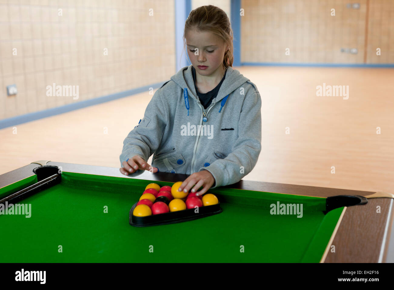 En un proyecto juvenil en Rogerfield y Easterhouse; menores de 12 años jugar en la mesa de billar Foto de stock