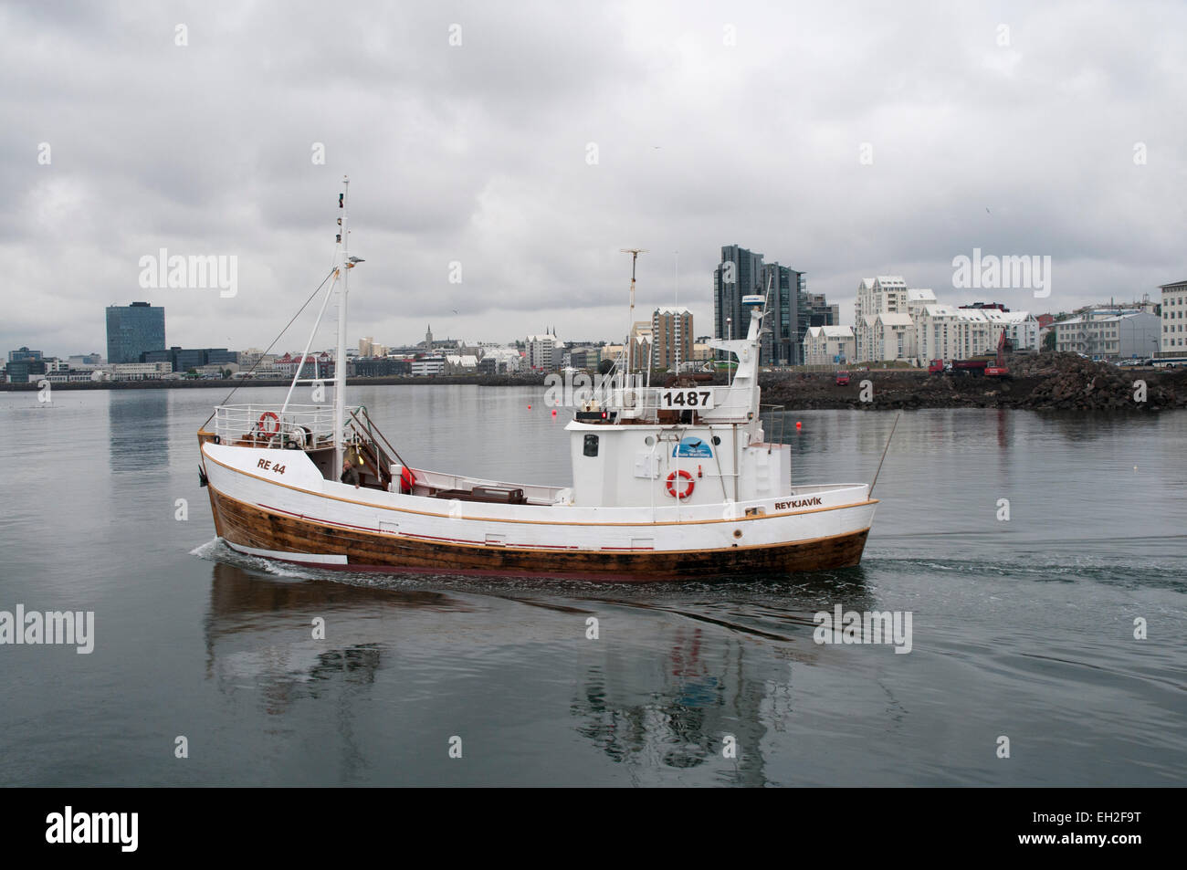 Cortador de pesca dejando el puerto de la capital de Islandia, Reykjavik. Ein Fischkutter verlässt den Hafen von Reykjavik. Foto de stock