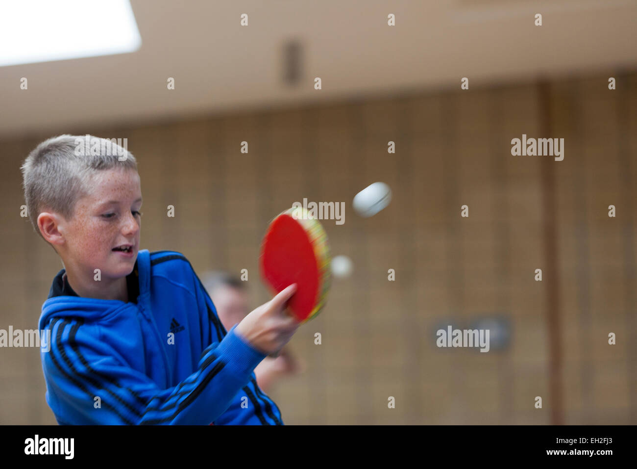 En un proyecto juvenil en Rogerfield y Easterhouse; Bajo 12's jugar al tenis de mesa Foto de stock