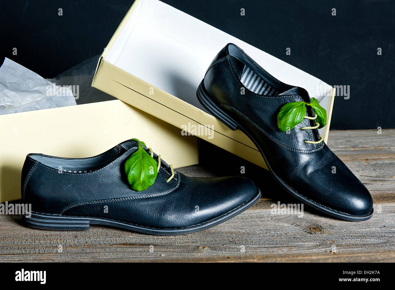 Los zapatos de cuero italiano concepto: botas atada con los espaguetis y  hojas de albahaca como proa en una caja Fotografía de stock - Alamy