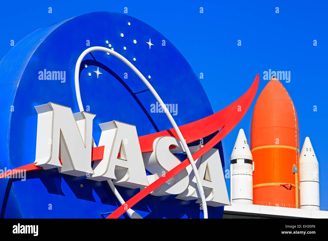 Cartel a la entrada de la NASA en el Centro Espacial Kennedy, de Cabo Cañaveral, Florida, Estados Unidos Foto de stock