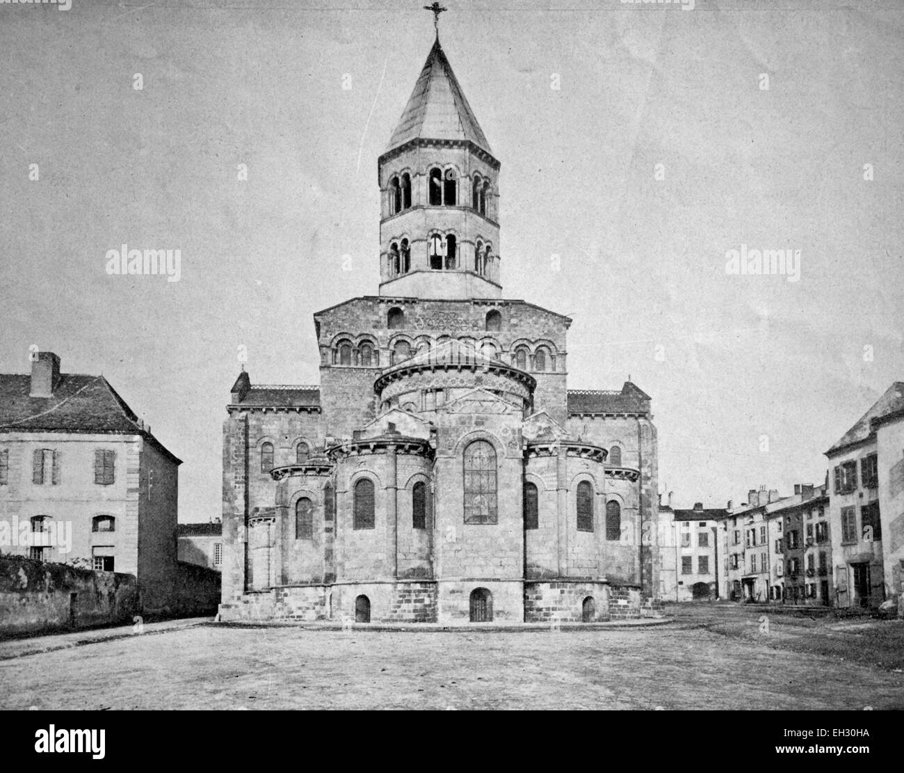 Una de las primeras fotografías de Autotype Eglise d'Issoire, Royat, Frankreich Foto de stock