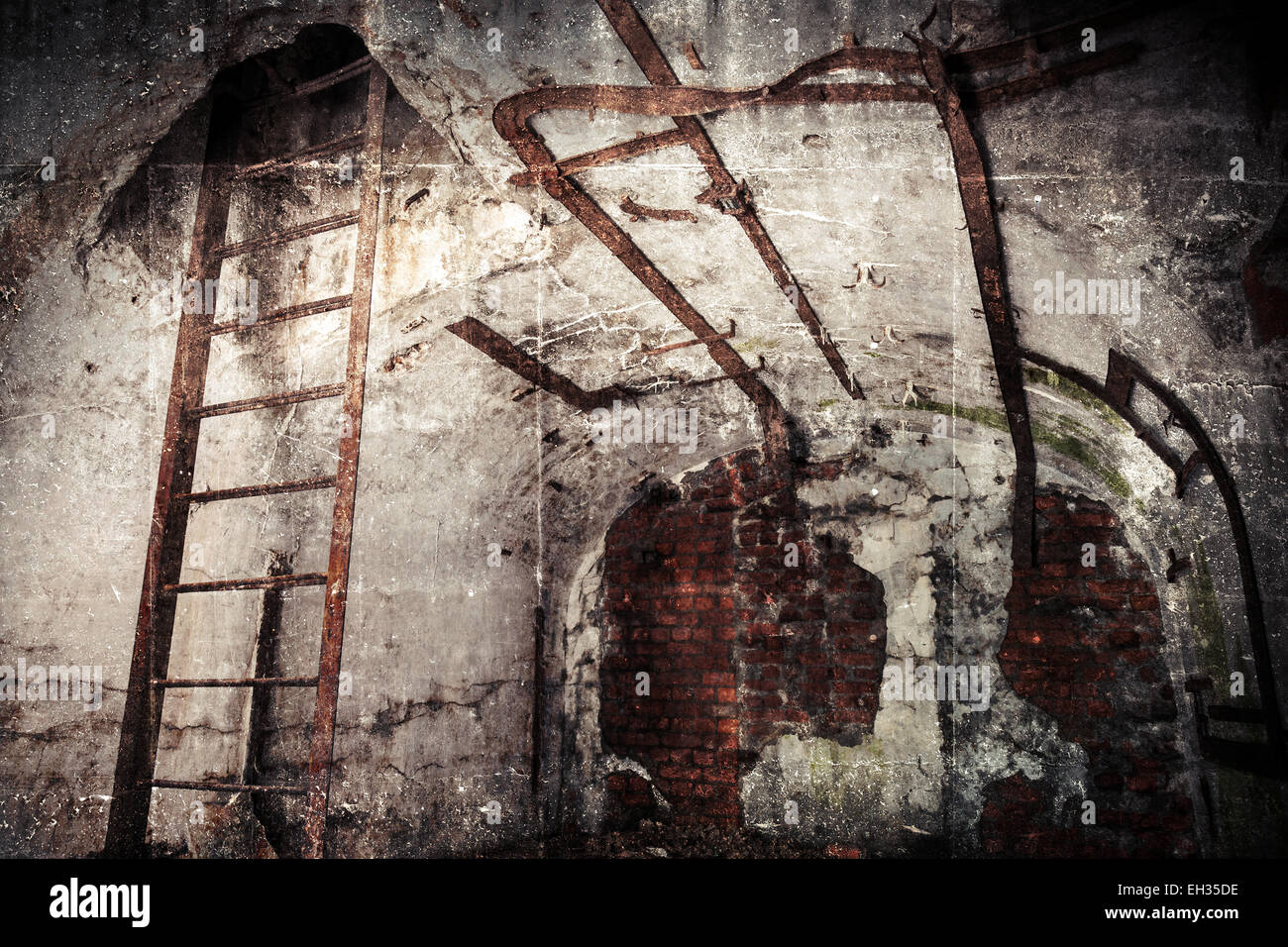 Viejo abandonado bunker vacío interior con paredes blancas y construcciones oxidado. Foto tonos Vintage con un estilo retro de filtros Foto de stock