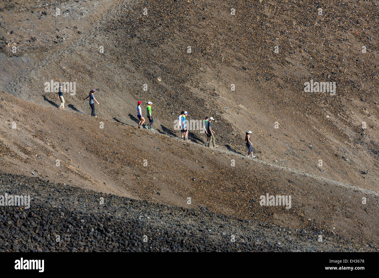 Los estudiantes que desciende hacia el cráter a lo largo del sendero de cono de ceniza en Lassen Volcanic National Park, California, EE.UU. Foto de stock