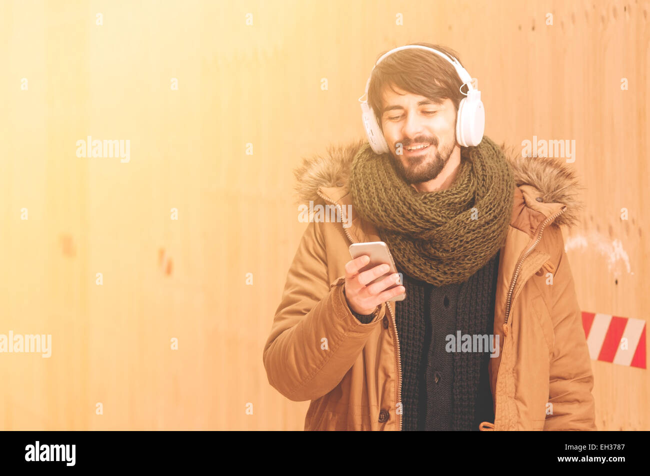 Estilo de vida retrato de un hombre joven con un teléfono inteligente en el exterior instagram aplica tonos Foto de stock