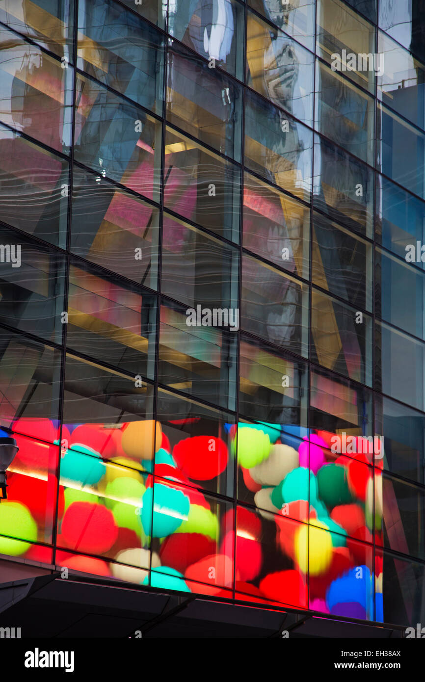 Reflexiones en Building, Times Square, Nueva York, Nueva York, EE.UU. Foto de stock