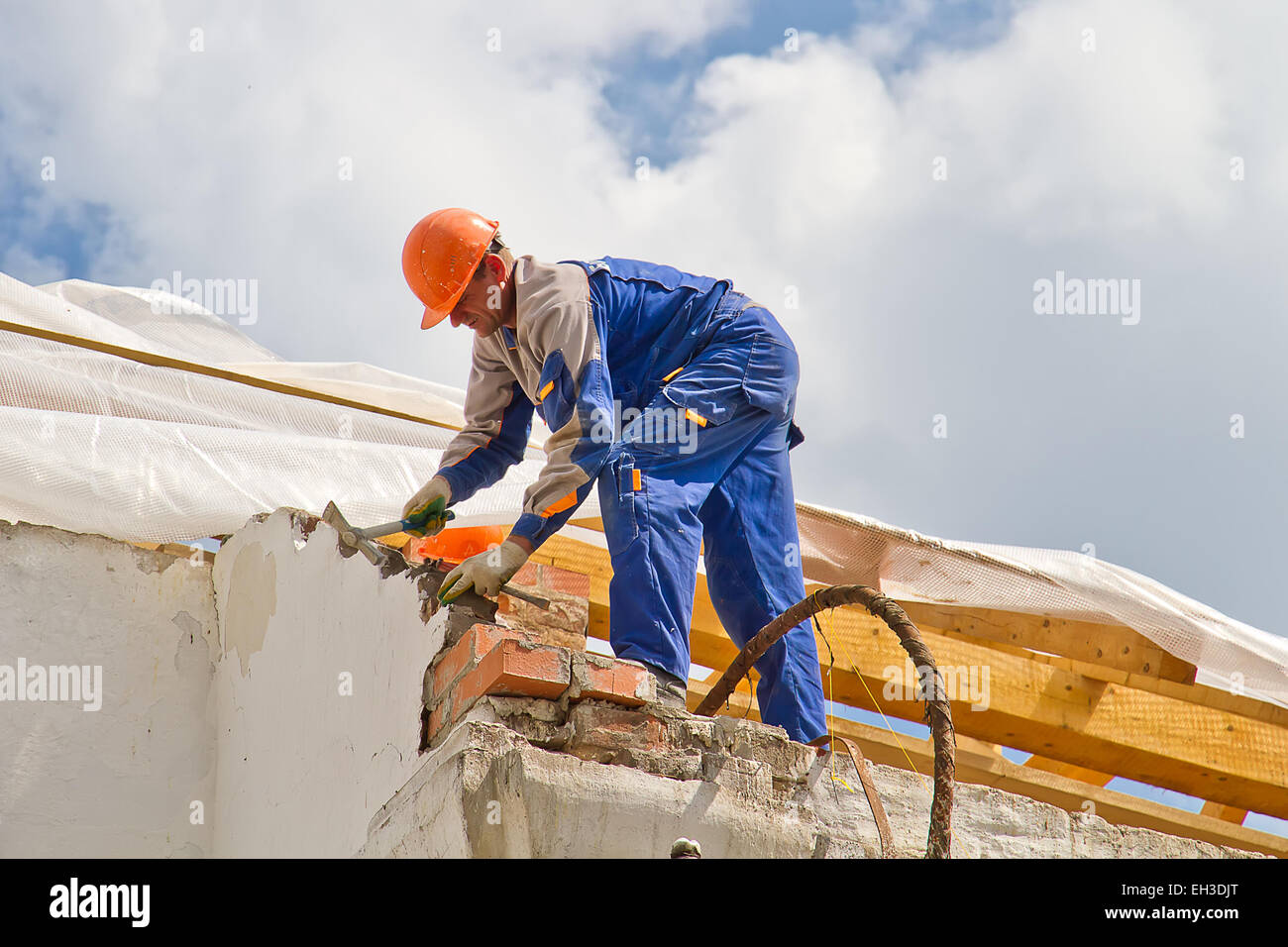 Albañil en obras de restauración en un distrito de Moscú. Rusia Foto de stock