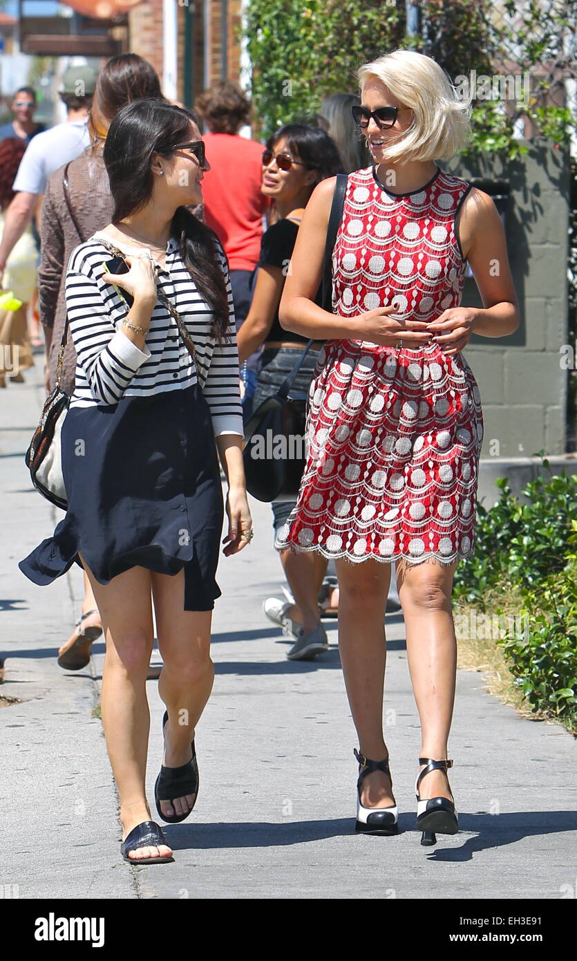 Dianna Agron muestra su nuevo peinado rubia platino más cortos, mientras que las compras a lo largo de moda Abbot Kinney Boulevard con un amigo que incluye: Dianna Agron donde: Los Angeles, California, Estados Unidos Cuándo: 01 Sep 2014 Foto de stock