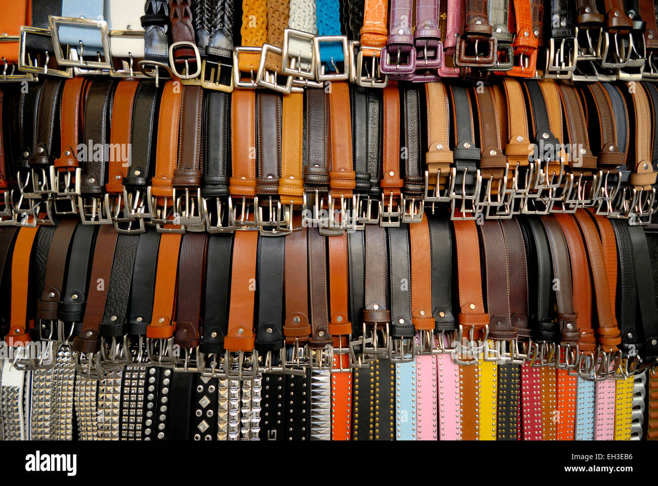 Cuero de la correa del mercado de florencia fotografías e imágenes de alta  resolución - Alamy