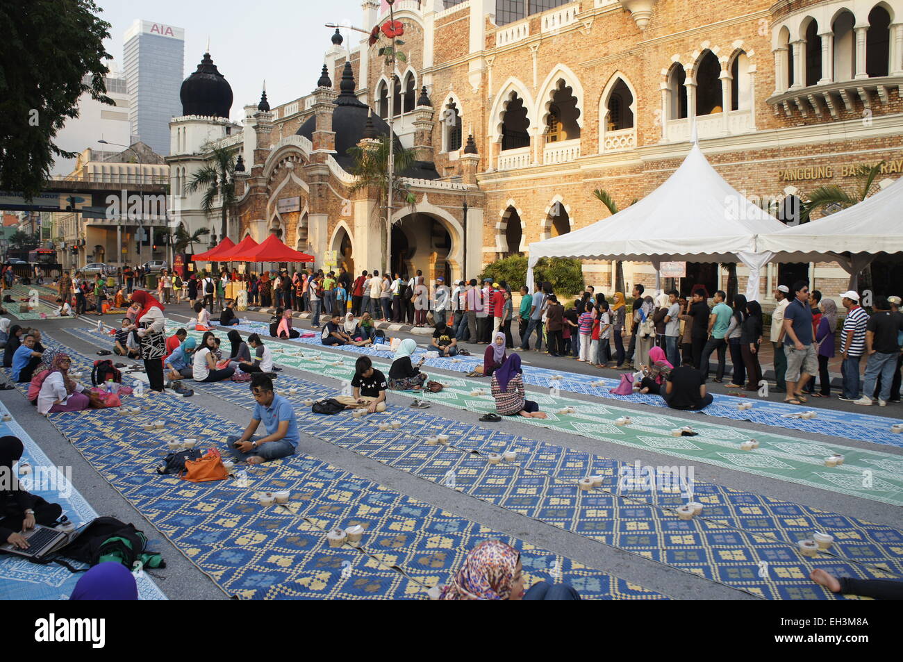 Los musulmanes malayos, romper el ayuno durante el Ramadán, mes Foto de stock