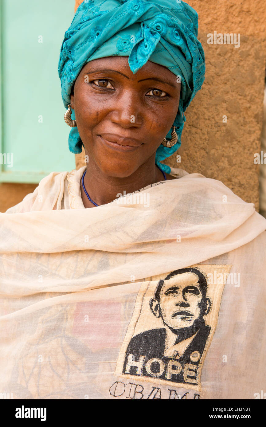 KOMOBANGAU, provincia TILLABERI, Níger, 15 de mayo de 2012: Una mujer lleva un chal con una foto del presidente estadounidense Barack Obama. Foto de stock