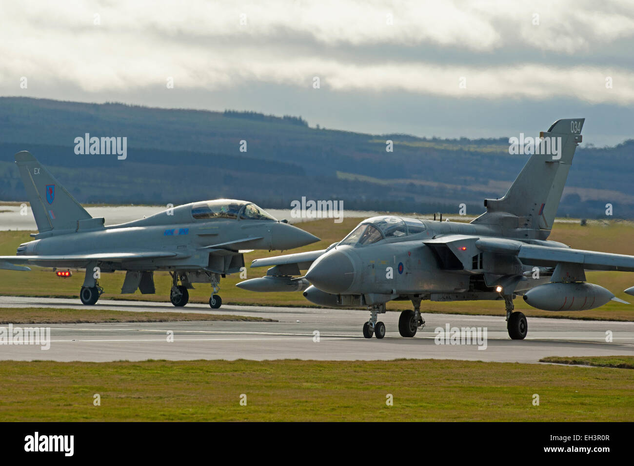 El viejo y nuevo como un Tornado GR4 de la RAF taxis pasado las últimas RFA4 avión de combate Eurofighter Typhoon. Ocs 9626. Foto de stock