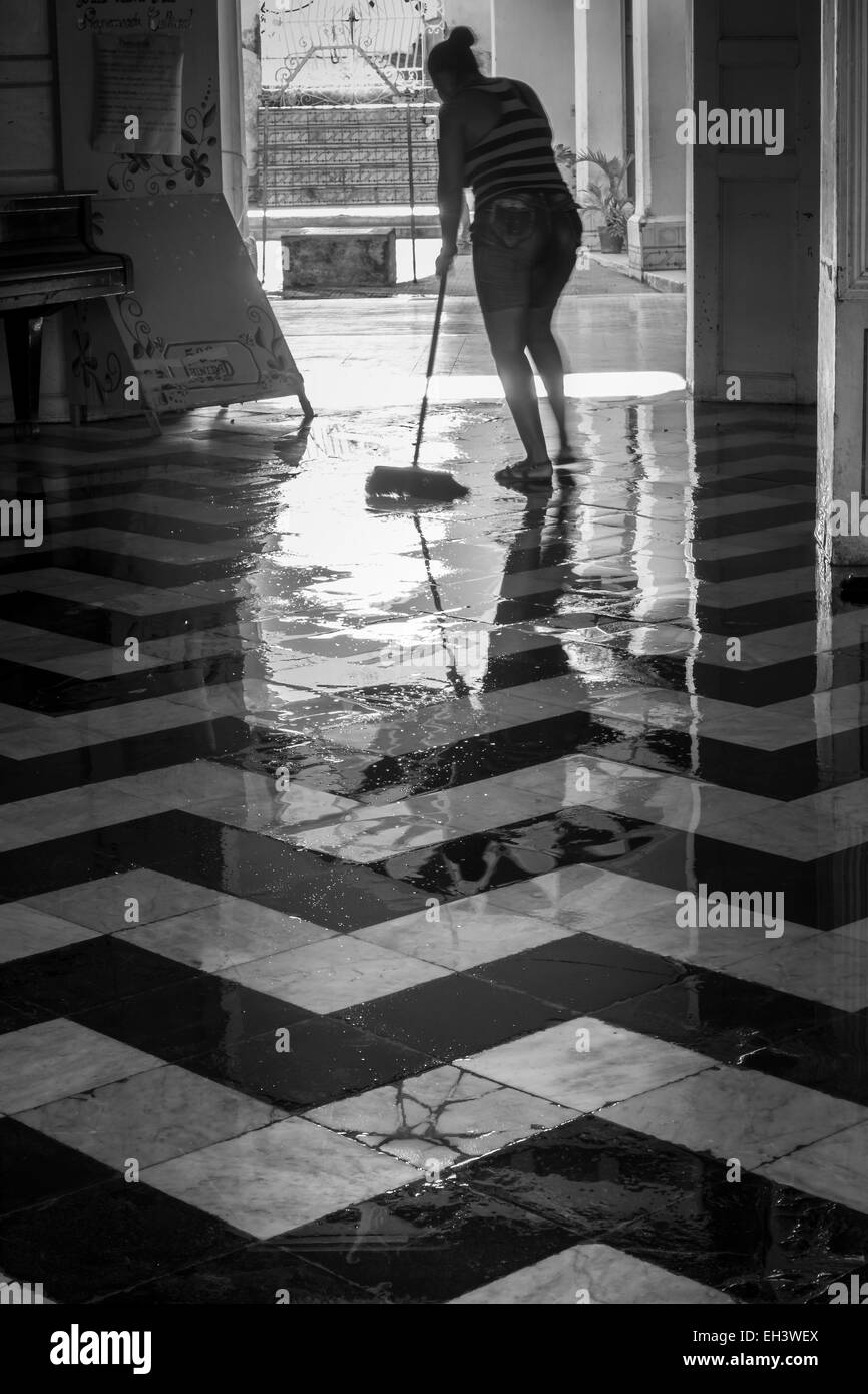 Limpieza del suelo de baldosas Imágenes de stock en blanco y negro