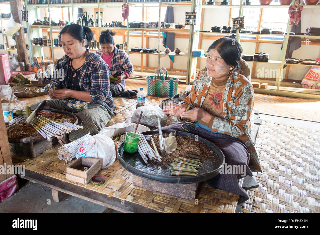 Las mujeres rollo puros en una cabaña en Lago Inle, Myanmar Foto de stock