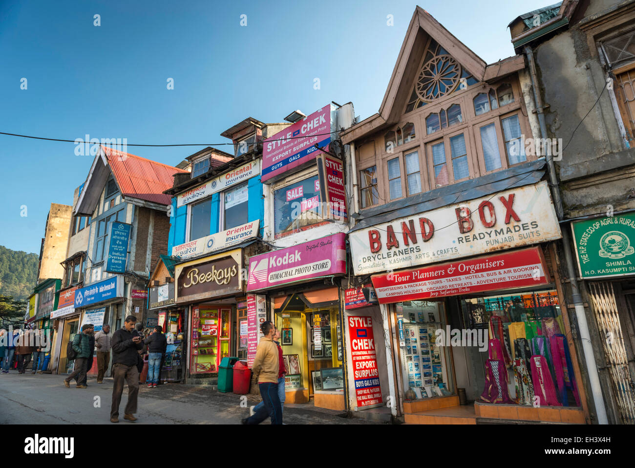 Los ingleses de la época victoriana tiendas en Shimla, Himachal Pradesh, India Foto de stock
