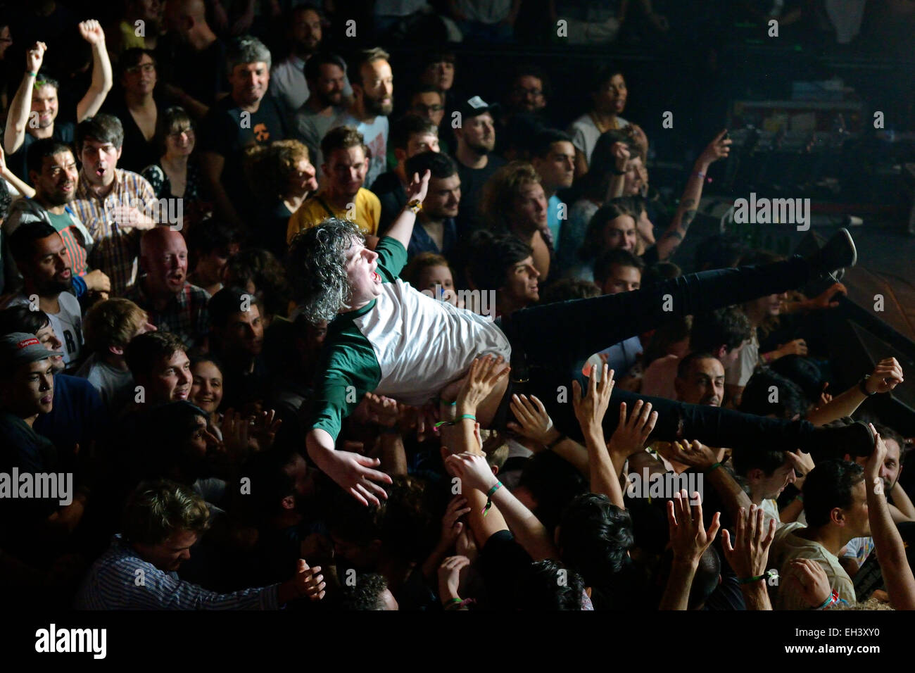 BARCELONA - 30 de mayo: Audiencia ver un concierto en el Heineken Festival Primavera Sound 2014 (PS14). Foto de stock