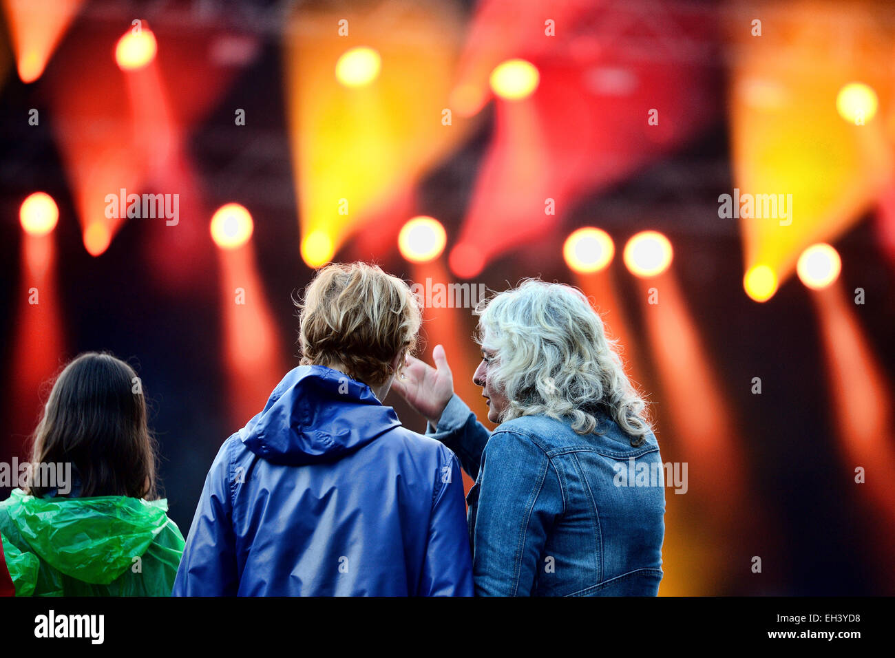 BARCELONA - 28 de mayo: Las mujeres hablan durante un concierto en el Heineken Festival Primavera Sound 2014 (PS14). Foto de stock