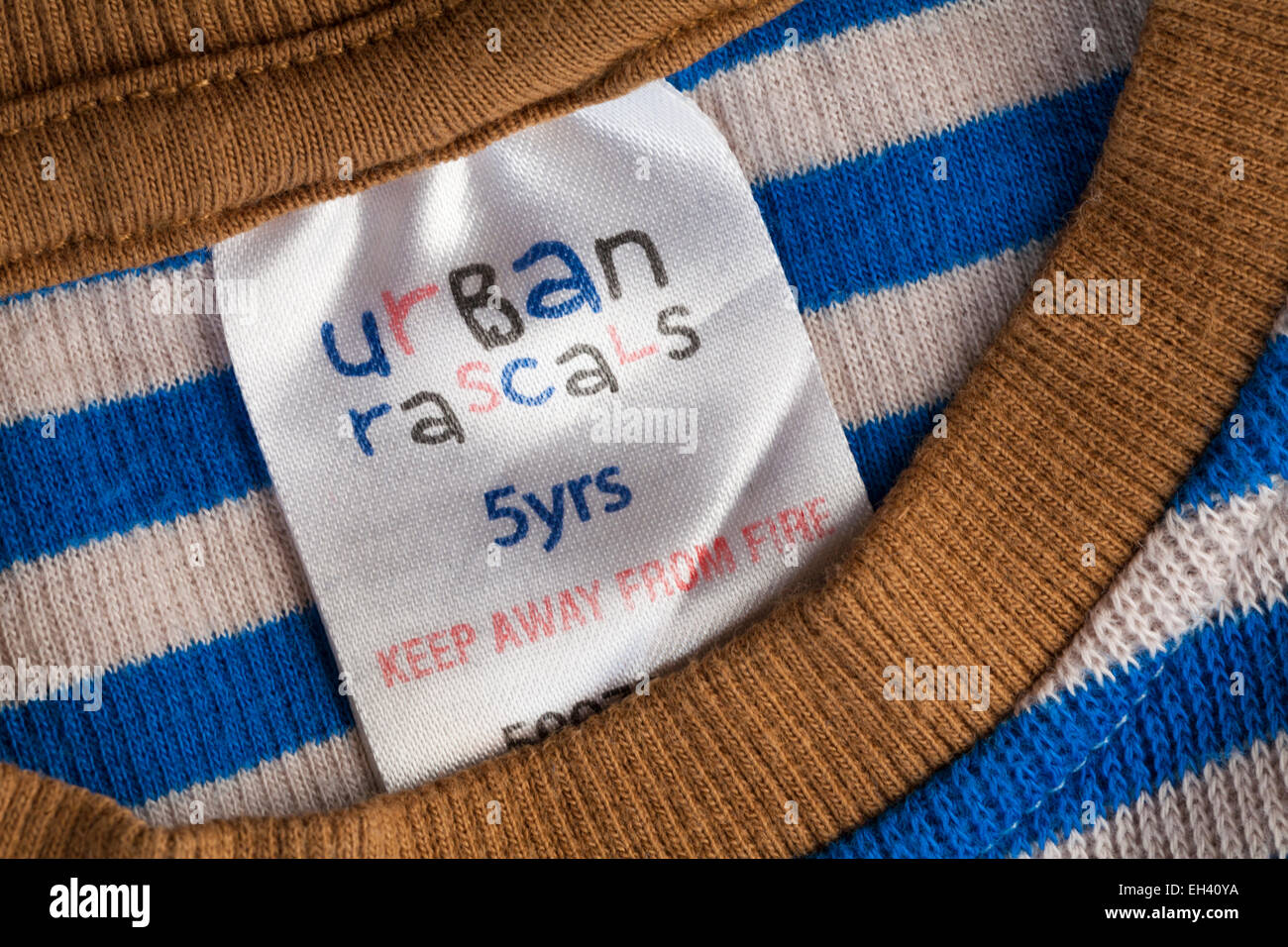 Mantener alejado del fuego Urban Rascals etiqueta en prenda superior del niño Foto de stock