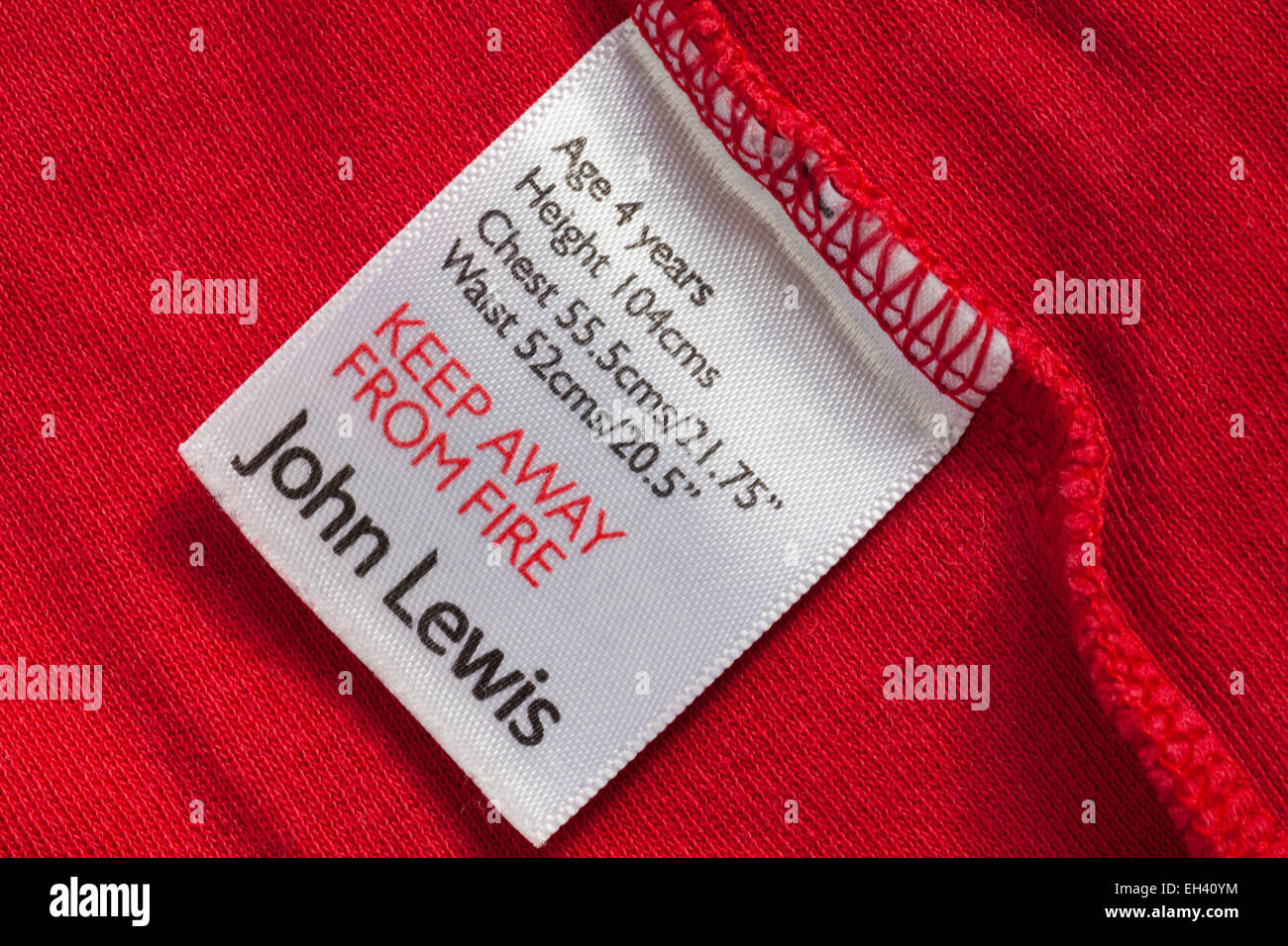 Mantener alejado del fuego John Lewis etiqueta en la prenda superior del niño parte de pijama set Foto de stock