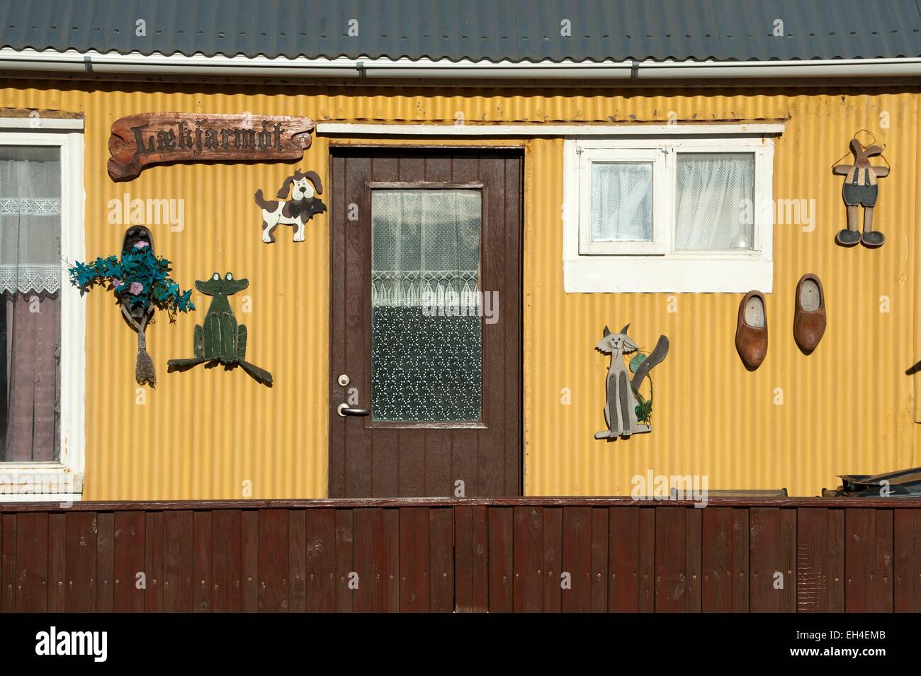 Islandia Sudurland, Vik, una colorida fachada decorada casa Foto de stock