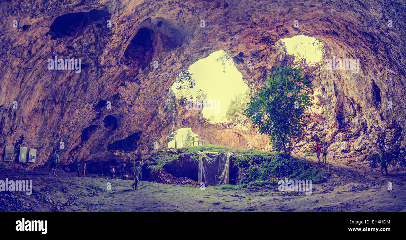Vela spila (cueva grande) con sitio arqueológico ubicado cerca de Vela Luka en la isla de Korcula, Croacia Foto de stock