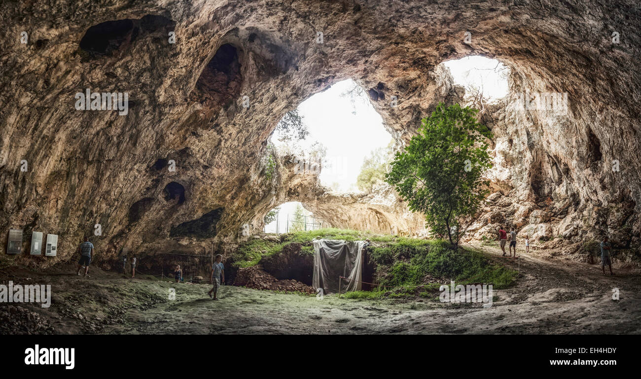 Vela spila (cueva grande) con sitio arqueológico ubicado cerca de Vela Luka en la isla de Korcula, Croacia Foto de stock