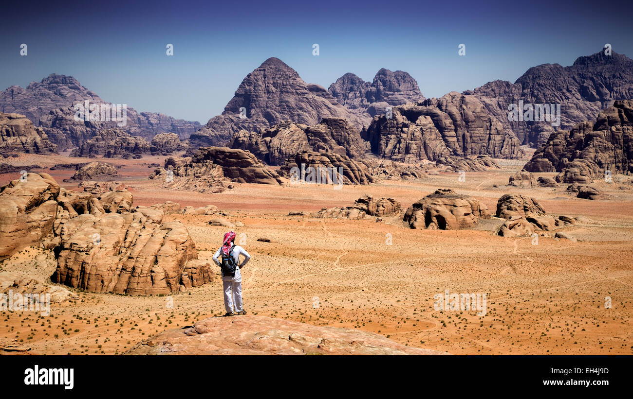 Jordania, Wadi Rum desert, espacio protegido catalogado como Patrimonio de la Humanidad por la UNESCO, los beduinos contemplando el paisaje desde el monte Jebel Burdah Foto de stock