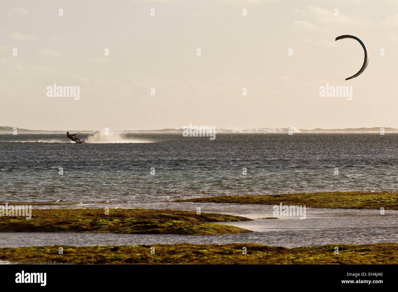 Mauricio, Costa Sur Oeste, distrito de Black River, kitesurfistas en acción en la laguna Foto de stock