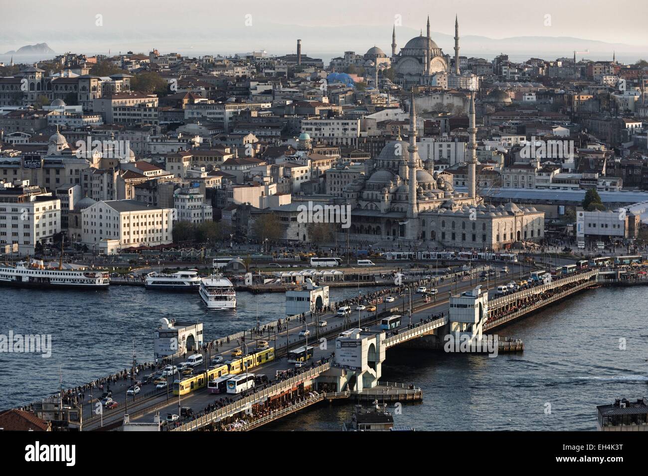 Turquía, Estambul, centro histórico catalogado como Patrimonio Mundial por la UNESCO, el Puente de Galata sobre el cuerno de oro, frente al Estrecho Yeni Cami (Mezquita nueva) y la mezquita de Nuruosmaniye en el fondo Foto de stock
