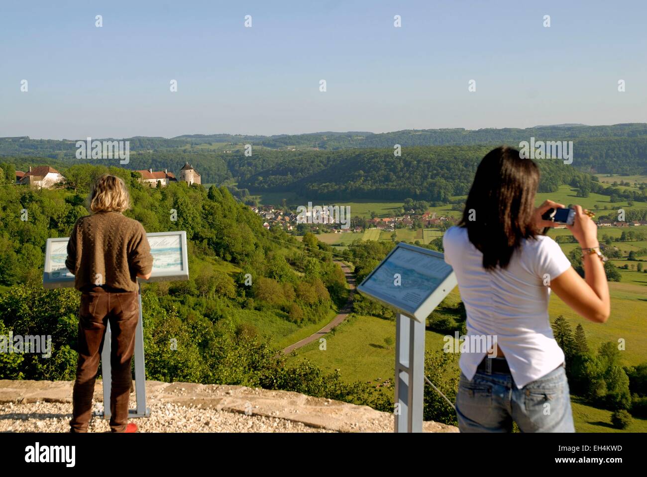 Francia, Doubs, Belvoir Castle, valle de Sancey desde el punto de vista Foto de stock