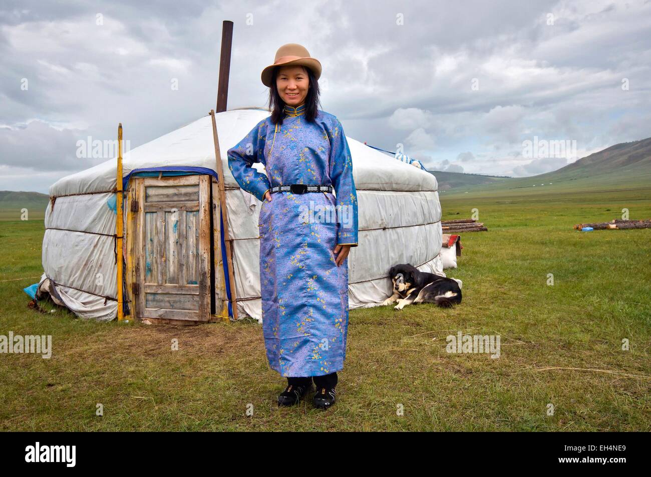 Mongolia, Khovsgol Nuur, Zuun lago, mujer en frente de una yurta (modelo de liberación) Foto de stock