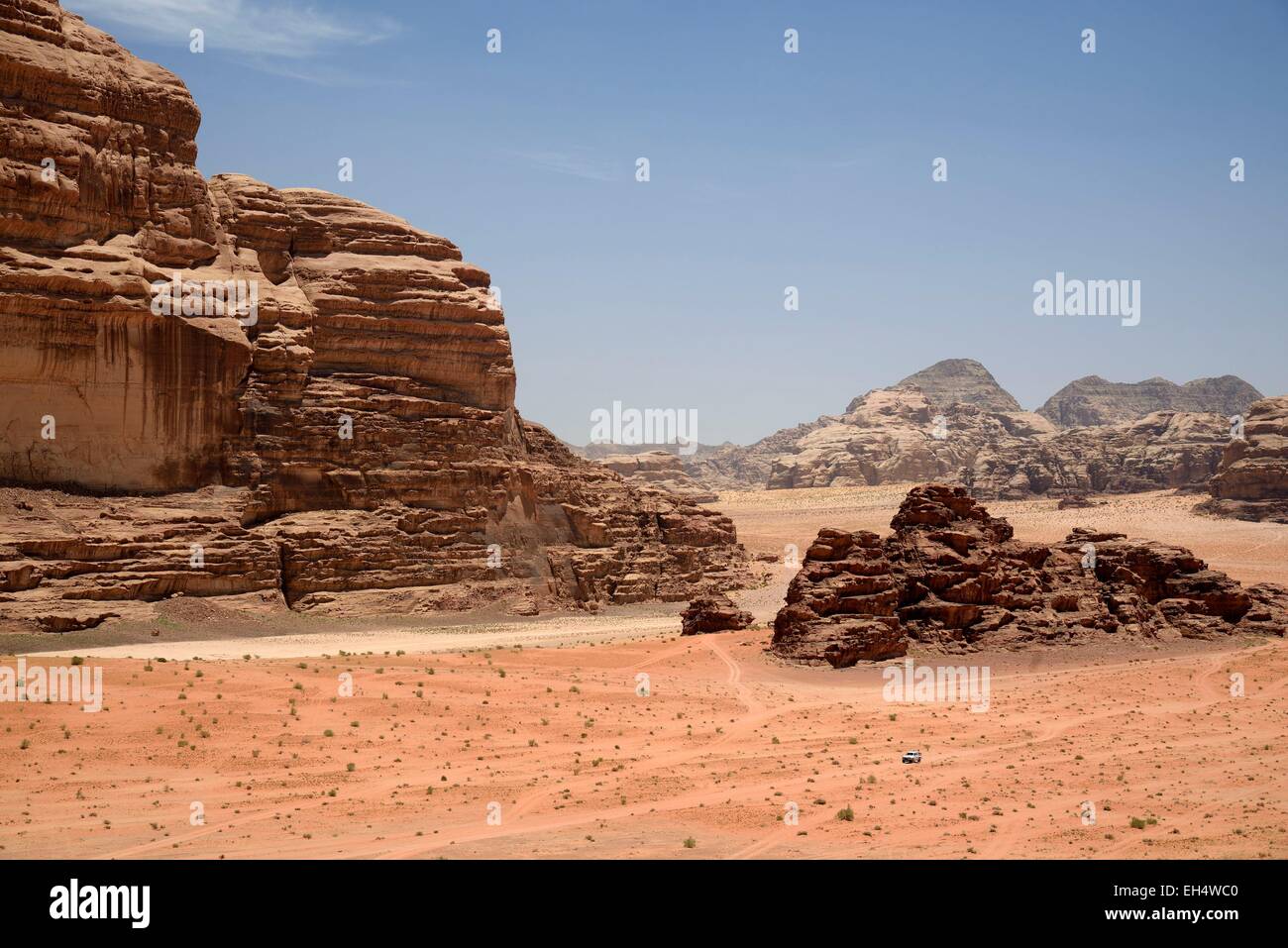 Jordania, Wadi Rum desert, espacio protegido catalogado como Patrimonio de la Humanidad por la UNESCO, el desierto de arena y rocas, vista desde el Lawrence's house (Al-Qsair) Foto de stock
