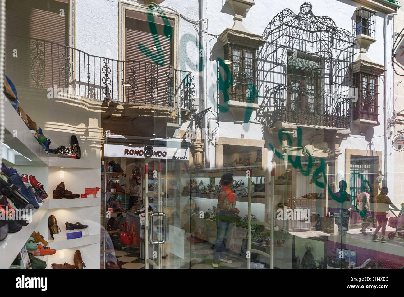 España, Andalucía, Málaga, Ronda, reflejo de la calle y los edificios en el  escaparate de una tienda de zapatos Fotografía de stock - Alamy