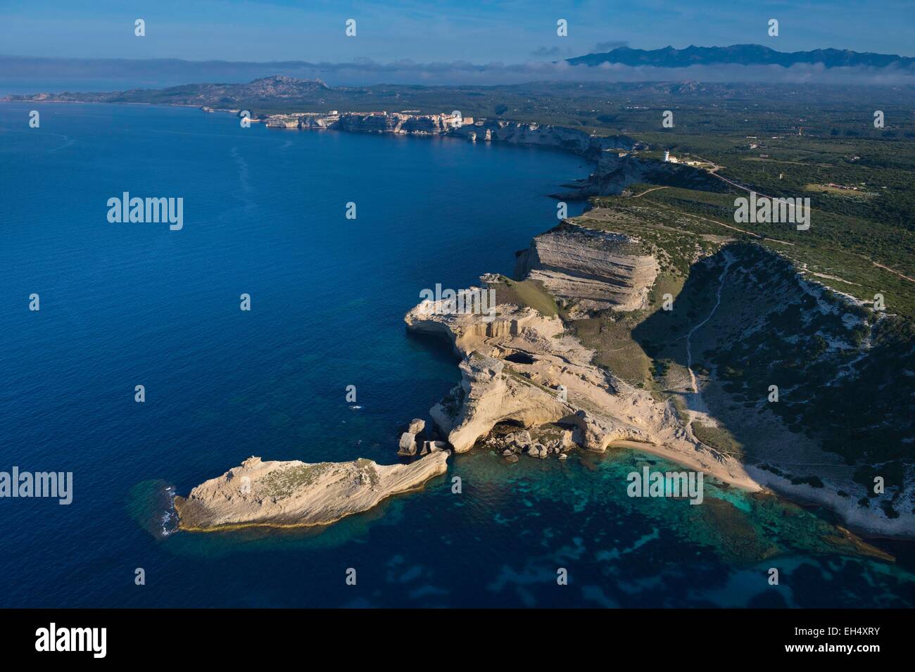 Francia, Corse du Sud, Bonifacio, zona costera cerca de Pertusato faro (vista aérea) Foto de stock