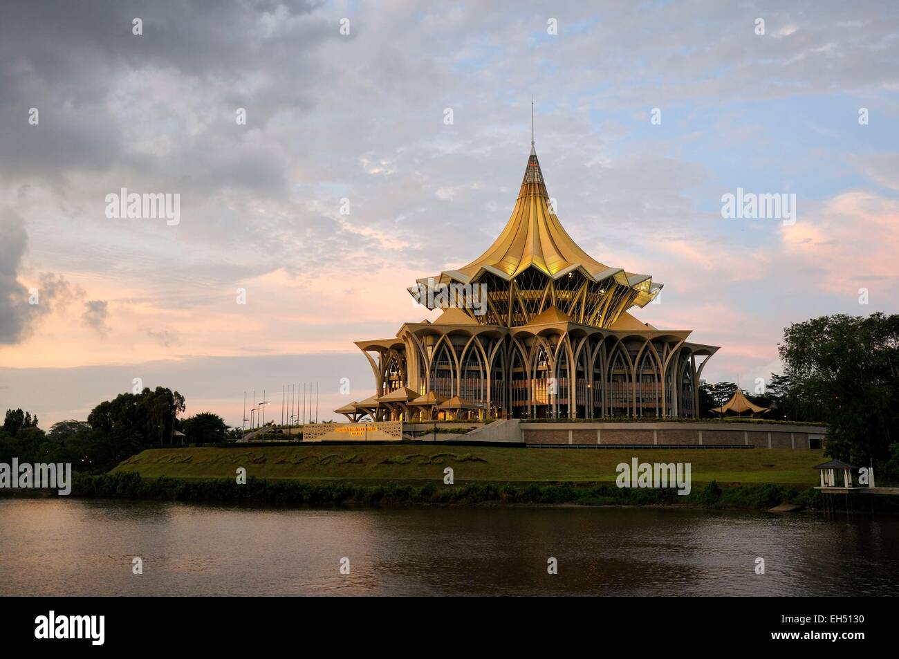 Malasia, Borneo, Sarawak, Kuching, el nuevo edificio de la Asamblea Legislativa del Estado de Sarawak Foto de stock