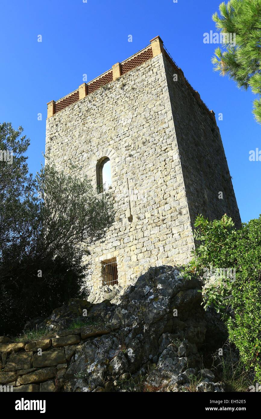 Francia, Var, Le Revest Les Eaux, torre sarracena (siglo xiii) Foto de stock