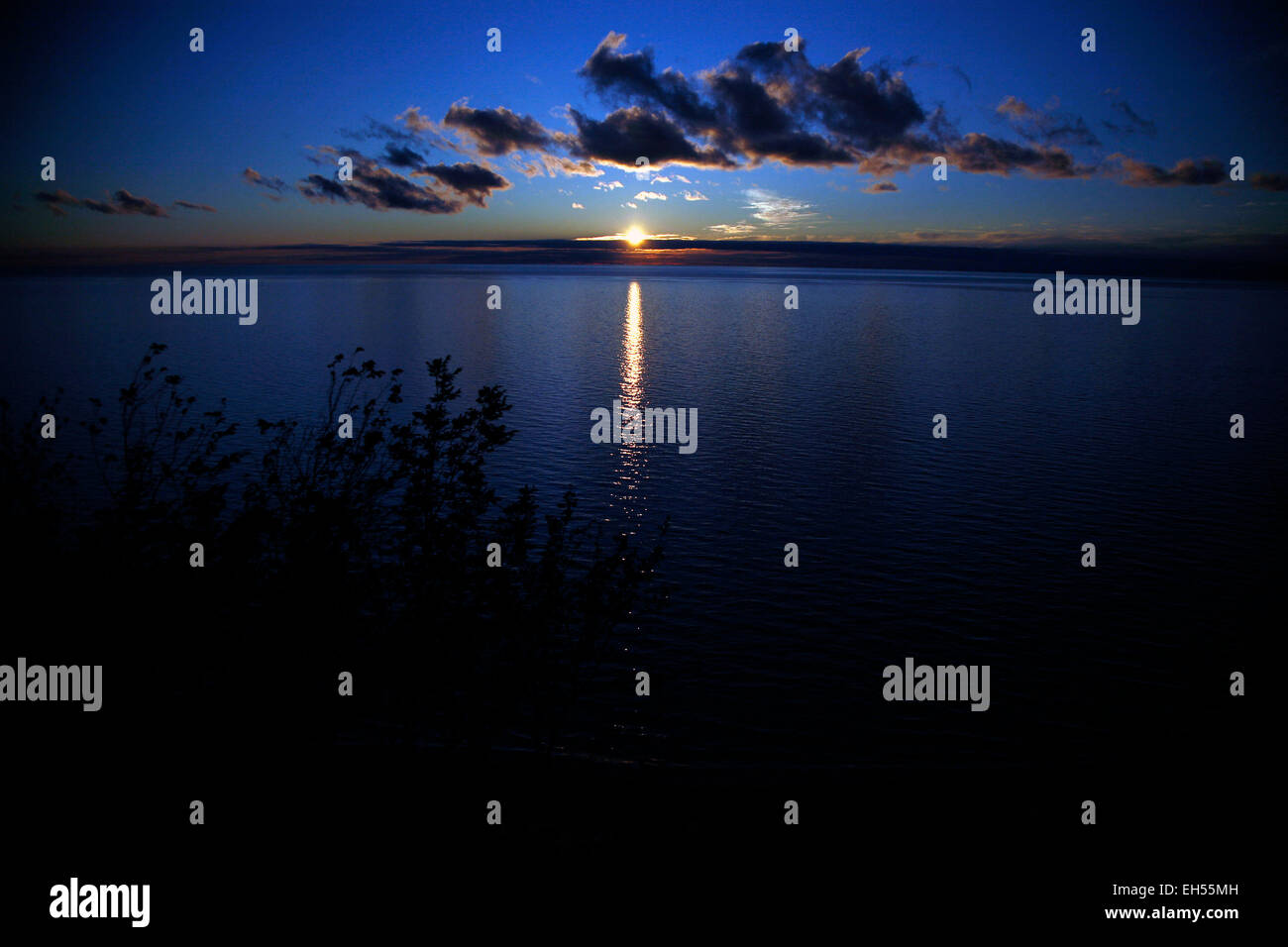 Mirando al oeste del lago Michigan de Arcadia, en la esquina noroeste de Michigan. Foto de stock