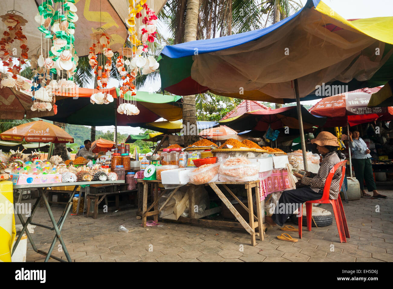 Mercado de Cangrejo en Kep, Camboya. La ocupación tradicional para ganarse la vida. Foto de stock