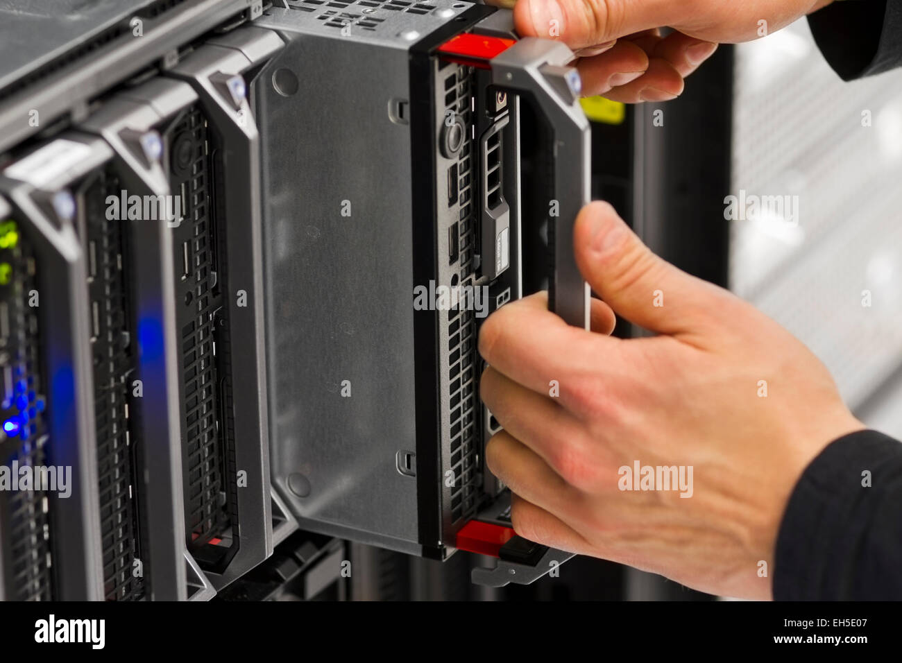 Instalar o quitar un servidor blade en un chasis blade en un rack. Rodada  en un centro de datos Fotografía de stock - Alamy