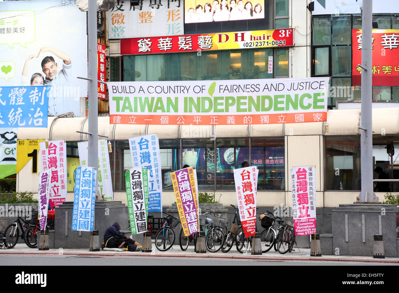 Pancartas de protesta en una manifestación pro independencia de Taiwán, Ximen, Taipei, Taiwán. Foto de stock