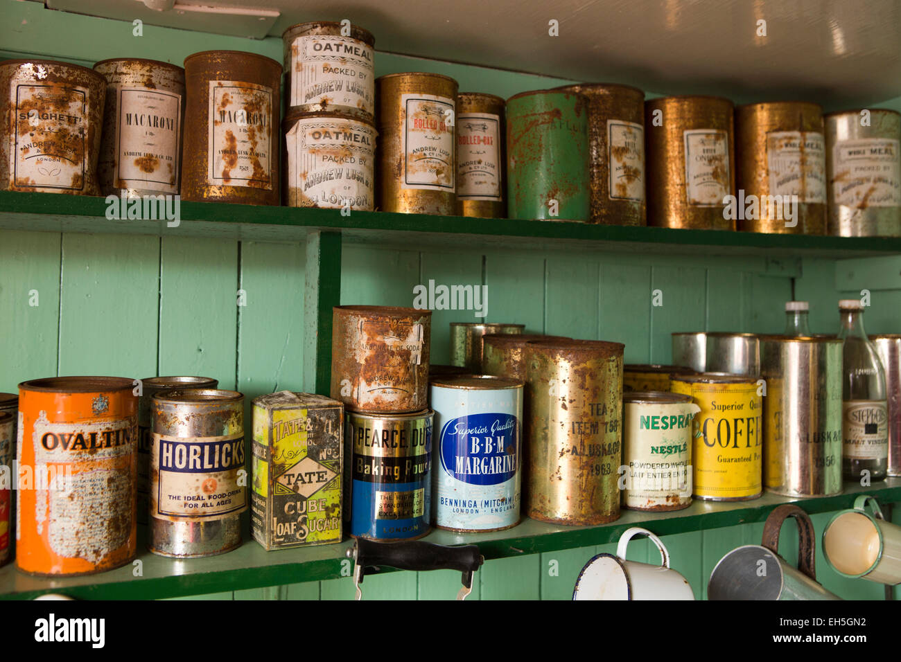 La Antártida, museo de la base británica Port Lockroy, cocina, estanterías que contienen los alimentos enlatados 1950 Foto de stock