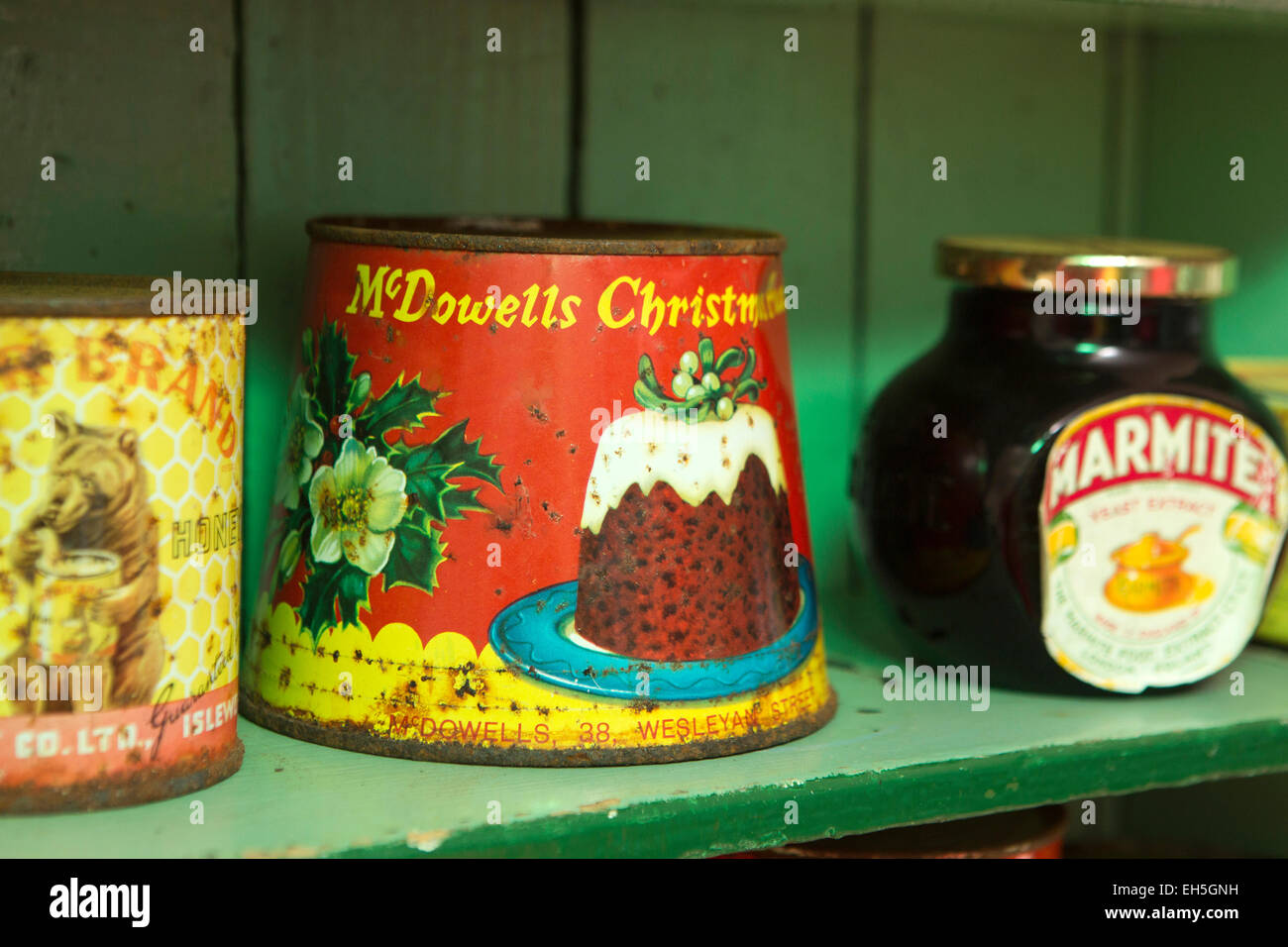 La Antártida, museo de la base británica Port Lockroy, cocina, 1950 conservas pudín de Navidad Foto de stock