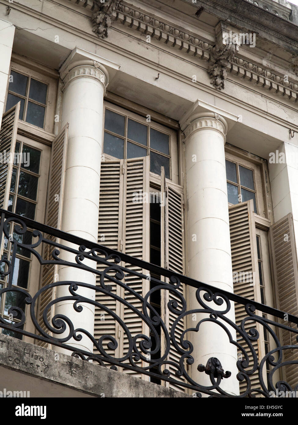 Argentina, Buenos Aires, Almagro, Avenida Rivadiva, persianas y pilares de  la elegante casa balcón Fotografía de stock - Alamy