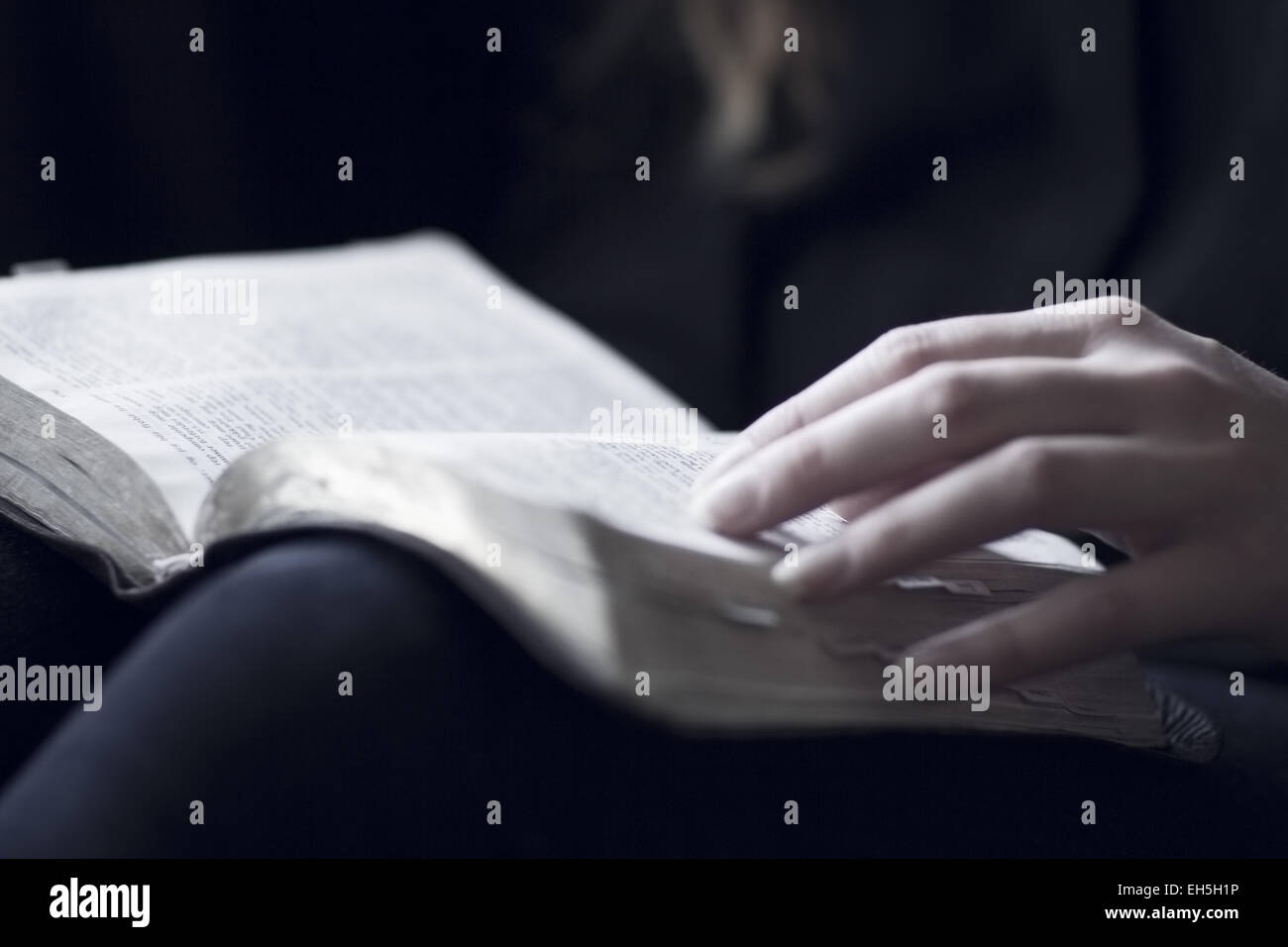 Un primer plano de una mujer cristiana de la lectura de la Biblia. Muy poca profundidad de campo. Foto de stock