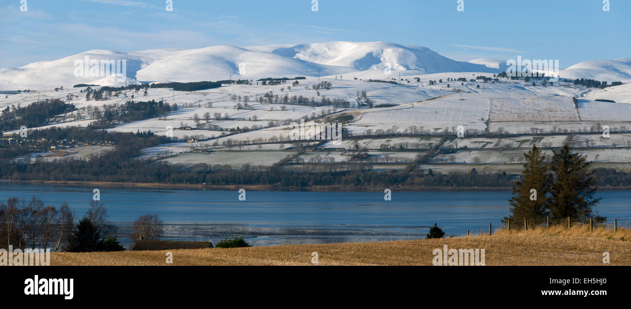 Ben Wyvis (1046m) en invierno, durante el Cromarty Firth, Inverness-shire, Scotland, Reino Unido Foto de stock