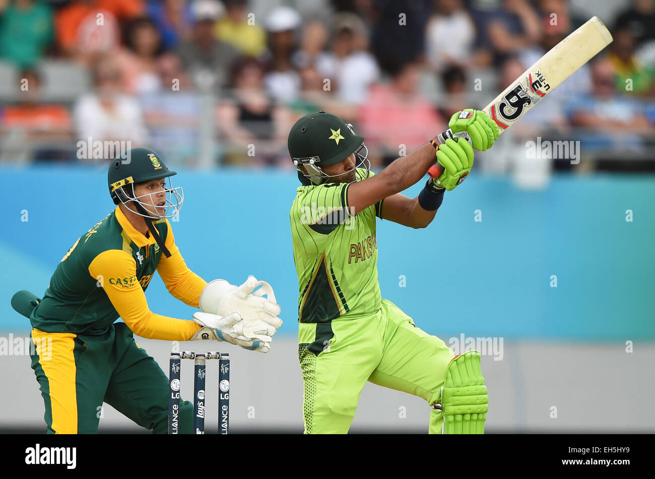 Auckland, Nueva Zelanda. 07 Mar, 2015. Umar Akmal bateando durante la Copa  Mundial de Críquet de 2015 Partido entre Sudáfrica y Pakistán en Eden Park,  Auckland. Sábado 7 de marzo de 2015.