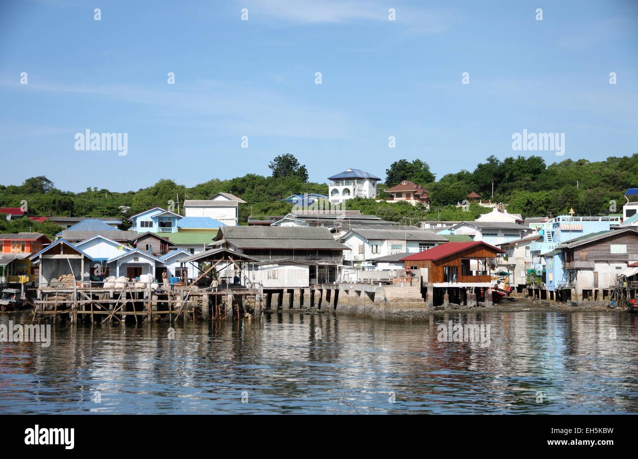 Las aldeas costeras de la isla de Tailandia. Foto de stock