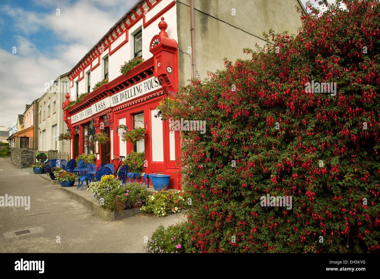 Cafetería-pub, con fuchia flores. Knightstown,Valentia Island,República de Irlanda Foto de stock