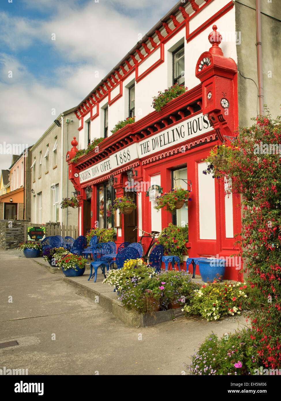 Cafetería-pub, con fuchia flores. Knightstown,Valentia Island,República de Irlanda Foto de stock