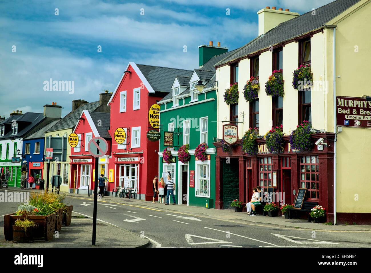 Las tiendas de la calle principal de la ciudad de Dingle. Irlanda Foto de stock